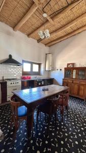 a large kitchen with a wooden table and chairs at Casa Chule in Fiambalá