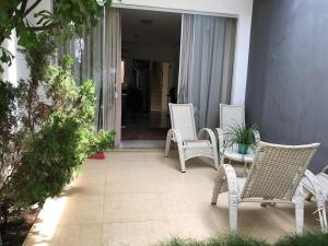 a group of chairs and a table on a patio at Casa Central in São Raimundo Nonato