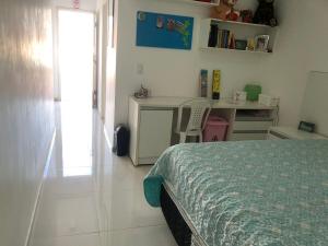 a bedroom with a bed and a desk with a chair at Casa Central in São Raimundo Nonato