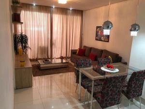 a living room with a couch and a table at Casa Central in São Raimundo Nonato