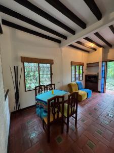 a living room with a table and chairs and a couch at Hospedaje Casa Renasiente Cali in Cali