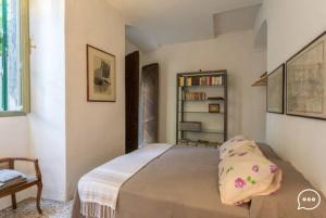 - une chambre avec un grand lit et une étagère dans l'établissement Casa Gerardi, à Lonato