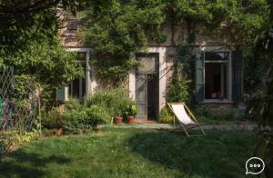 un cortile con una sedia di fronte a una casa di Casa Gerardi a Lonato