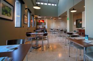 a dining room with tables and chairs in a restaurant at Hotel Turotel Morelia in Morelia