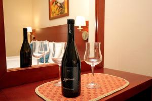 una botella de vino sentada en una mesa con una copa en Apartments Villa Mare Mar en Sutomore