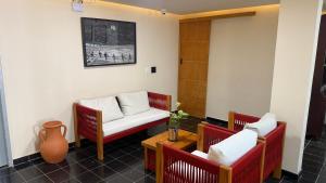 a living room with two chairs and a couch at Caminho de Itacoatiara in Niterói