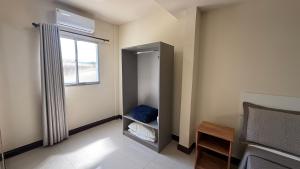 a small room with a mirror and a window at Caminho de Itacoatiara in Niterói