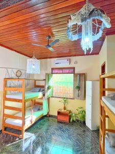 a room with two bunk beds and a ceiling at Hostel Povos da Floresta in Rio Branco