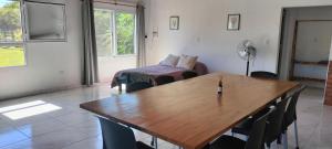 a living room with a table and a bed at El Chiringuito in Paraná +1 photo