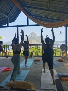 grupa kobiet wykonujących pozę jogi w obiekcie Forest Camp El Nido w mieście El Nido