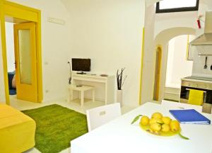 uma sala de estar com uma mesa com uma taça de fruta em Sciù Sciù House em Atrani
