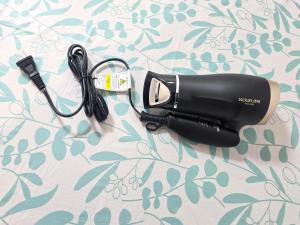 a hair dryer and a blow dryer on a blanket at 旅館さくら in Takamatsu