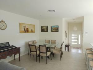 a dining room with a table and chairs at The Piddington Top in Mount Victoria