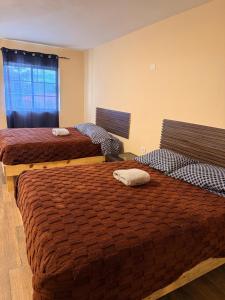 a hotel room with two beds and a window at HOTEL Y CABAÑAS El PINO in Creel