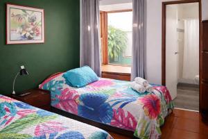 a bedroom with two beds and a window at Hotel 1492 in San José