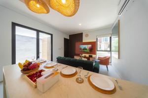 a dining room with a table with a bowl of fruit on it at Villa Vatama Jimbaran in Jimbaran