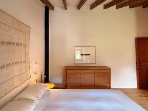 a bedroom with a bed and a wooden dresser at Manyolas 93 in Alaró