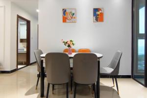 a dining room table with chairs and a vase of flowers at WeChat user-s store in Gongche