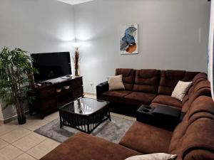 a living room with a couch and a tv at Villa Bonita in La Ceiba