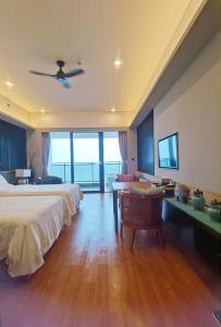 a bedroom with a bed and a desk and a tv at Luke Cloud CTSE-s store in Gangkou