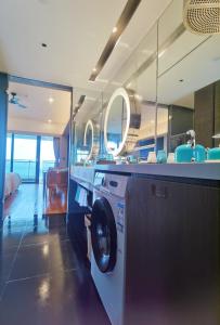 a washer and dryer in a room with a kitchen at Luke Cloud CTSE-s store in Gangkou