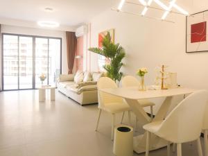 a white living room with a table and chairs at Luke Cloud 4G6Y store in Gongche