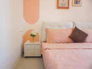 a bedroom with a bed and a vase of flowers on a night stand at Luke Cloud 4G6Y store in Gongche