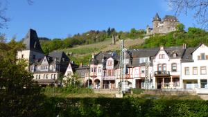 a building with a castle on top of a hill at Gästehaus Rheinromantik in Bacharach