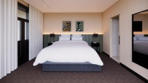 ein Schlafzimmer mit einem weißen Bett und einem Fernseher in der Unterkunft Fed Hotel in Semaphore