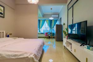 a bedroom with a bed and a flat screen tv at Luke Cloud RSJA-s store in Gongche