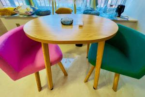 a wooden table with two chairs and a bowl on top at Luke Cloud RSJA-s store in Gongche