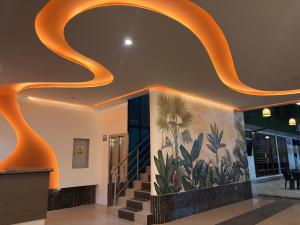 a lobby with orange lights on the ceiling at Amazon Garden Suites - Recojo del aeropuerto incluido in Pucallpa +85 photos