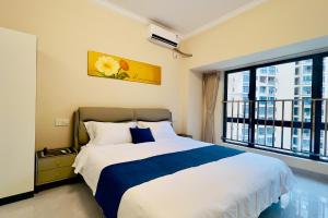 a bedroom with a large bed and a large window at Luke Cloud MVHG-s store in Gongche