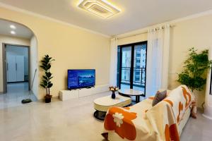 a living room with a couch and a tv at Luke Cloud MVHG-s store in Gongche