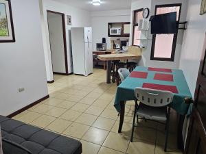a kitchen and dining room with a table and chairs at Apartamento 2 TEC in Cartago +2 photos