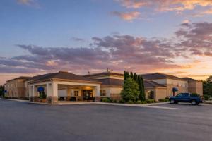 a building with a truck parked in a parking lot at Best Western Davison Inn in Davison