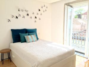 1 dormitorio con 1 cama con pájaros en la pared en Andorinha Apartment, en Oporto