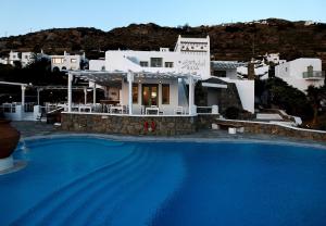A piscina localizada em Olia Hotel ou nos arredores