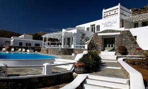 A piscina localizada em Olia Hotel ou nos arredores