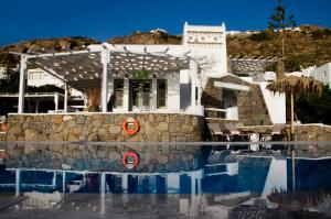 A piscina localizada em Olia Hotel ou nos arredores