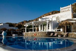 A piscina localizada em Olia Hotel ou nos arredores