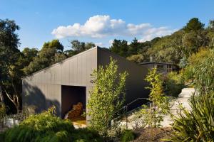 a modern house with a black roof at Banjo Treehouse in Hepburn Springs