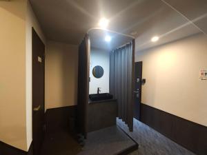 ein Badezimmer mit Spiegel und Waschbecken in der Unterkunft HOTEL STAY Plus in Imabari