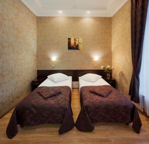 two beds in a hotel room with two beds sidx sidx sidx at GorodOtel on Kazanskiy in Moscow