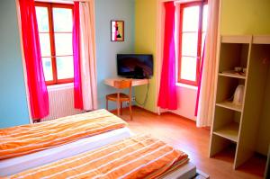 Postel nebo postele na pokoji v ubytování Hôtel de l'ours