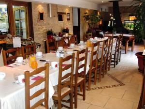 une salle à manger avec une grande table et des chaises dans l'établissement Chambres d'hôtes Les Peyrouses, à Sarlat-la-Canéda
