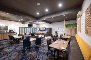 a restaurant with tables and chairs and a bar at Collie Ridge Resort in Collie