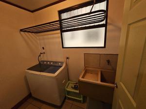 a small bathroom with a sink and a window at Apartamento 4 Tec in Cartago
