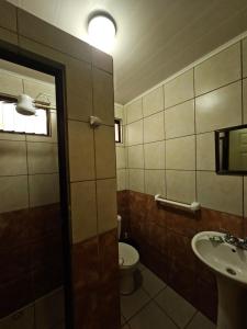 a bathroom with a toilet and a sink at Apartamento 4 Tec in Cartago