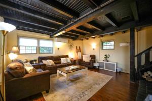 a living room with a couch and a coffee table at Gatekeeper Cottage Views, Fireplace, EV in Afton